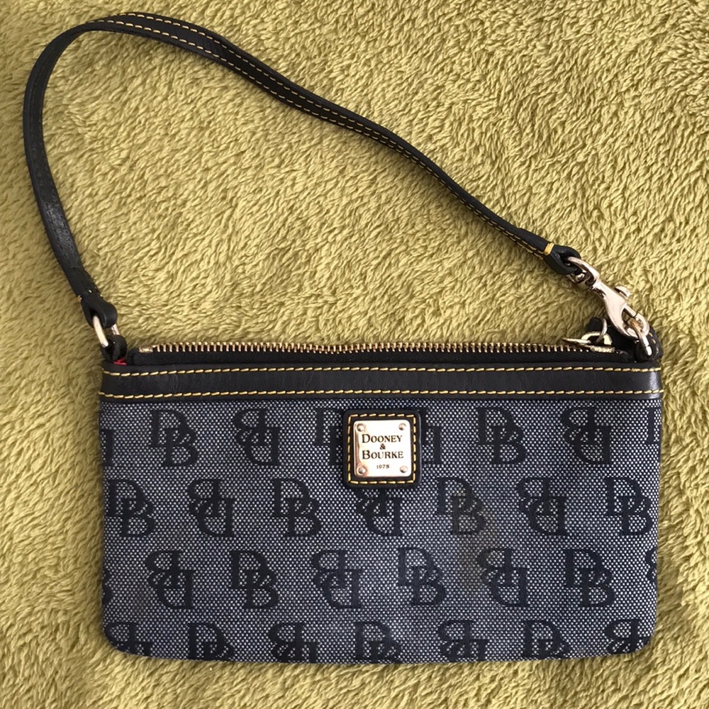🌸 Dooney & Bourke 🌸 adorable wristlet!